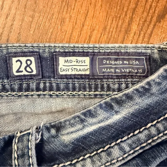 Miss Me mid rise easy strait jeans. Size 28 x 31.5 - Picture 4 of 7